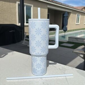 Blue Snowflake Simple Modern 40oz Trek with 2 Straws.